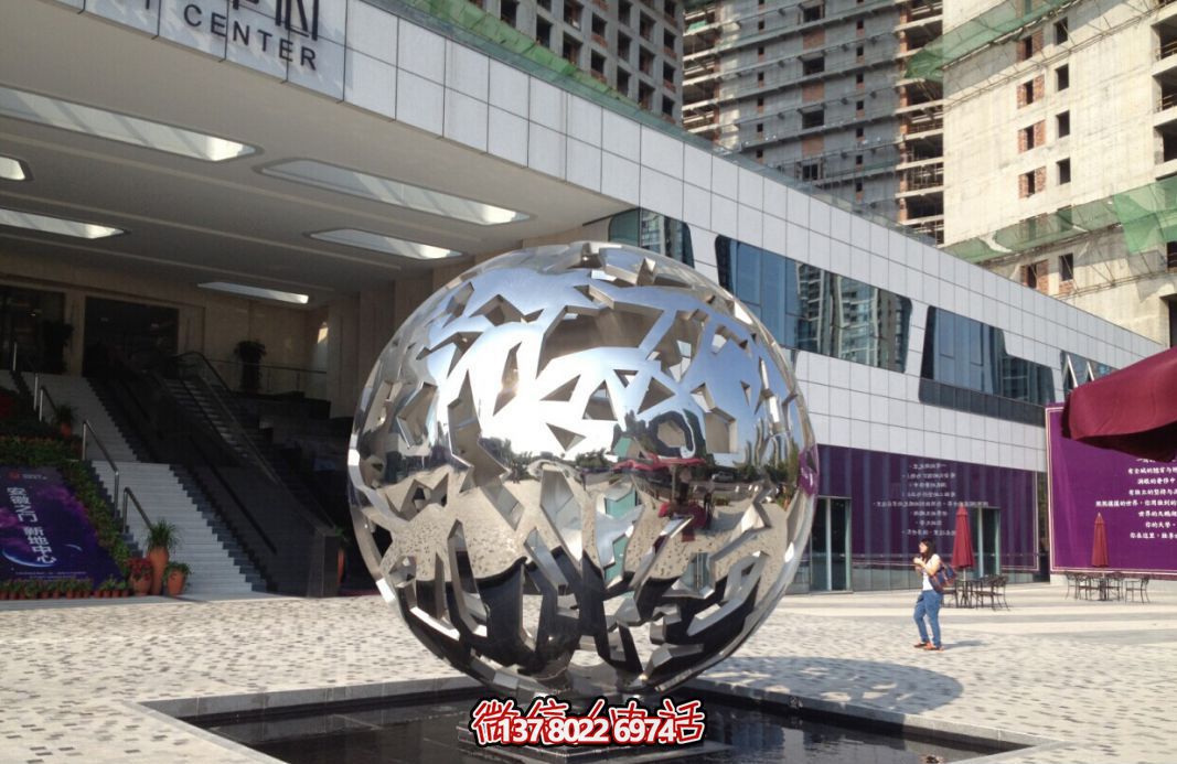 大型不銹鋼戶(hù)外鏤空球雕塑