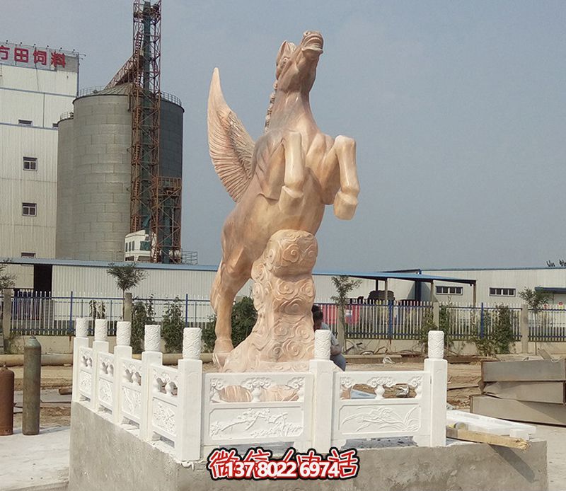 飛馬石雕創(chuàng)意雕塑，點(diǎn)綴廣場(chǎng)上的黃蠟石
