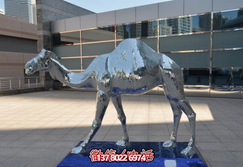 不銹鋼駱駝雕塑，為廣場添彩