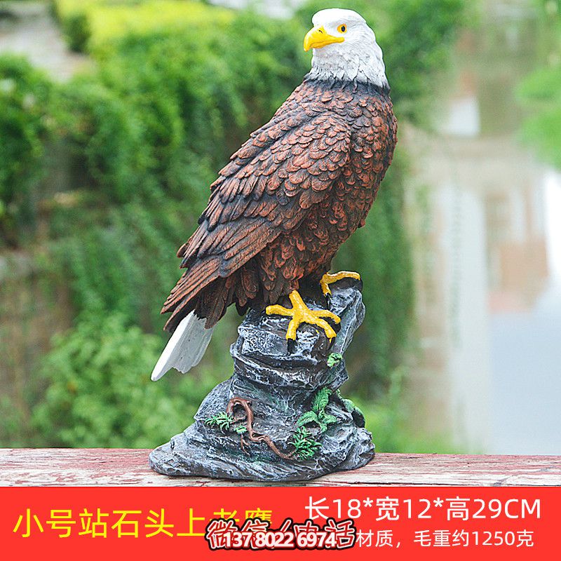 石頭藝術(shù)老鷹雕塑，點(diǎn)綴花園站