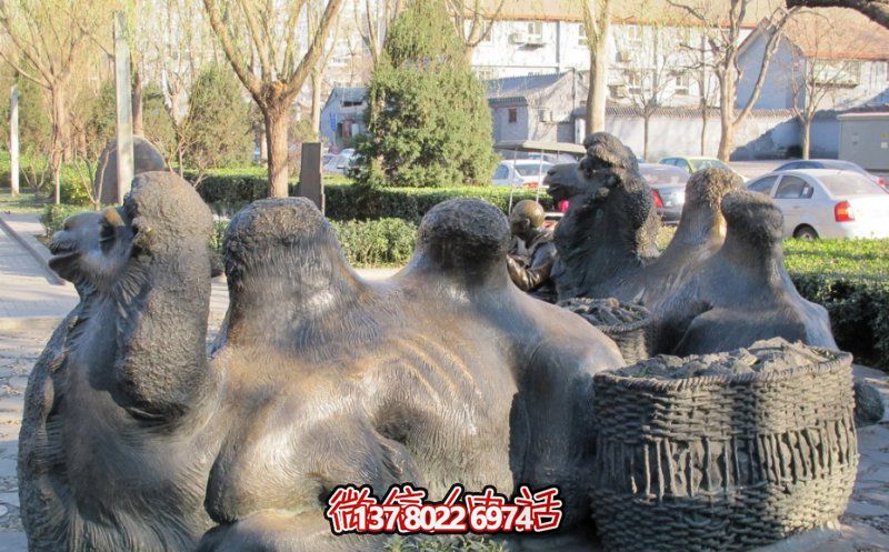 玻璃鋼駱駝雕塑，欣賞公園里歪頭看玻璃創(chuàng)意