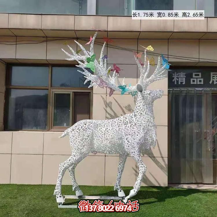 不銹鋼鹿角鏤空梅花亮化雕塑，為景觀廣場擺放