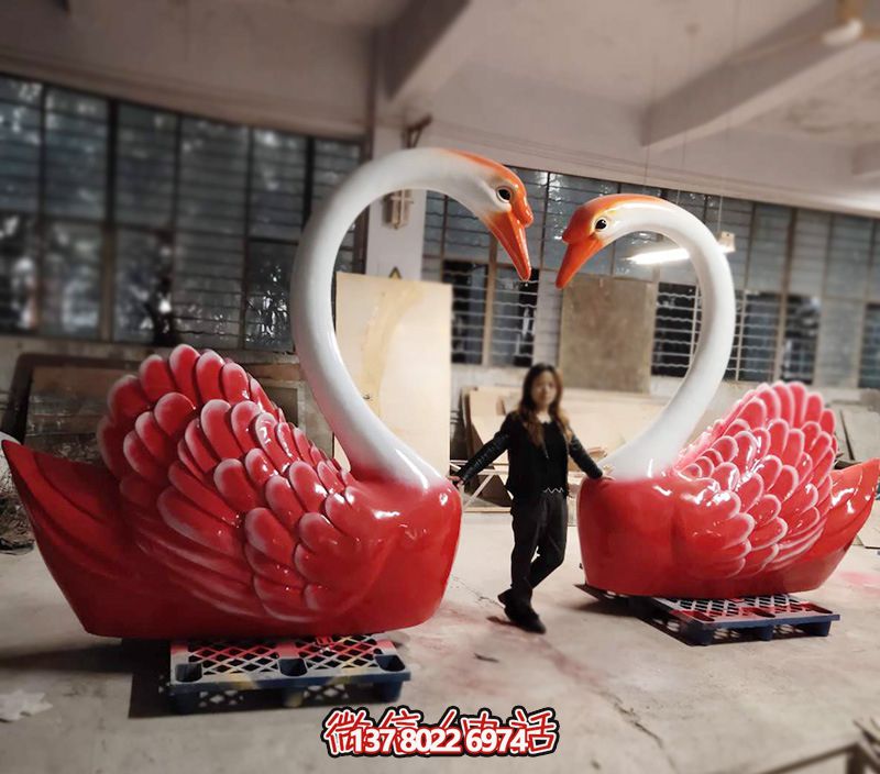 商場(chǎng)創(chuàng)意玻璃鋼彩繪愛心天鵝雕塑